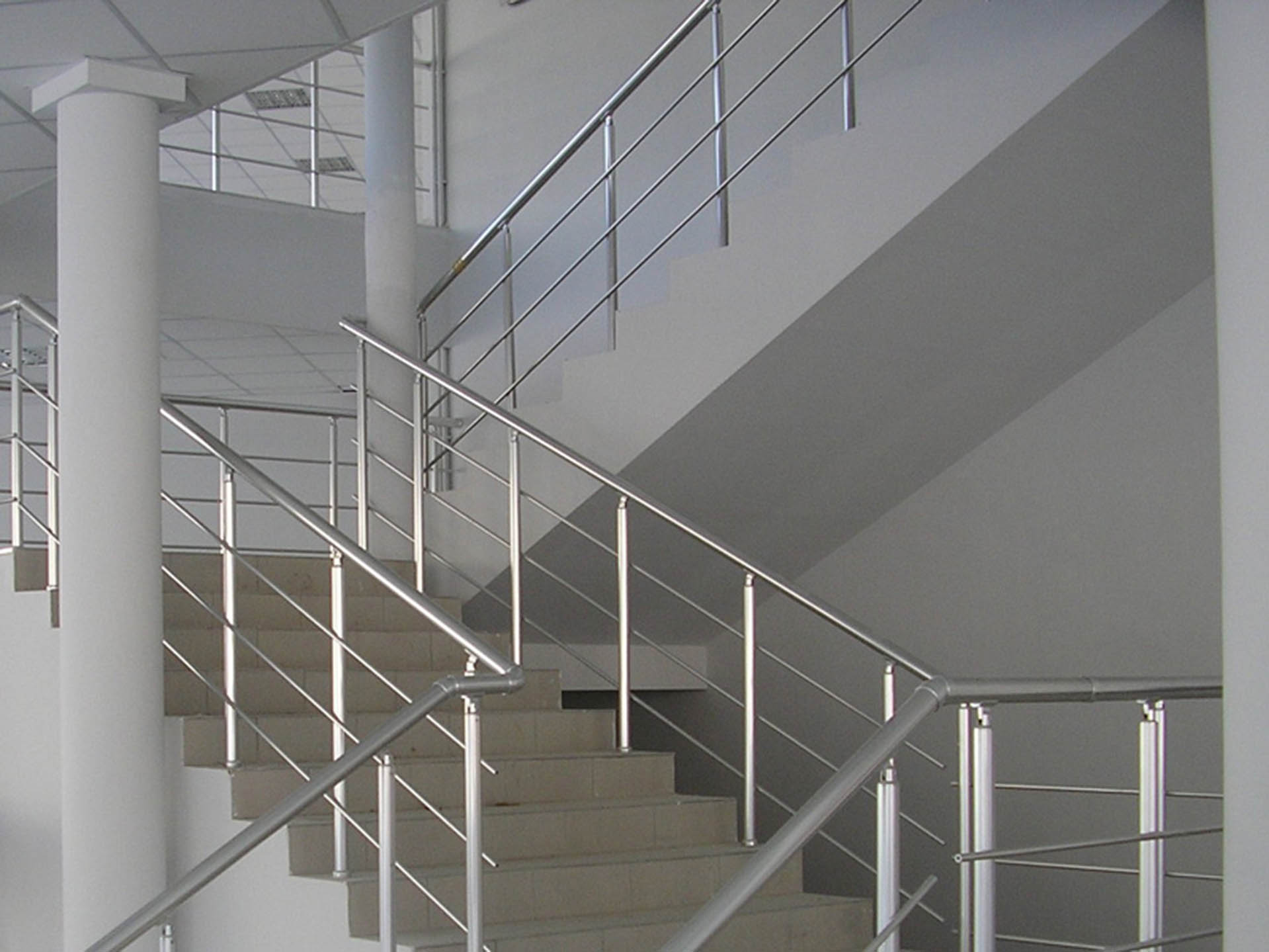 Ограждения забежной лестницы в больнице